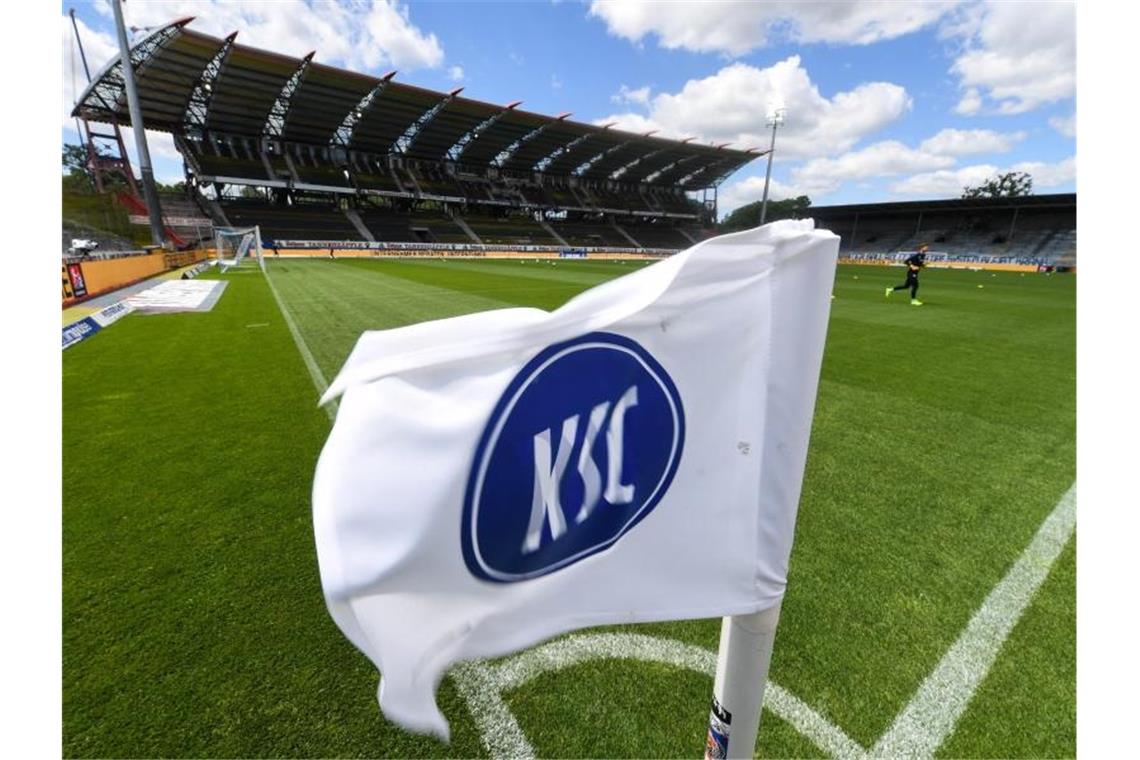 KSC will zum Heim-Auftakt rund 10.000 Zuschauer zulassen Eine Flagge mit dem Logo von Karlsruher SC ist im Stadion zu sehen. Foto: Uli Deck/dpa-Pool/dpa/Archivbild