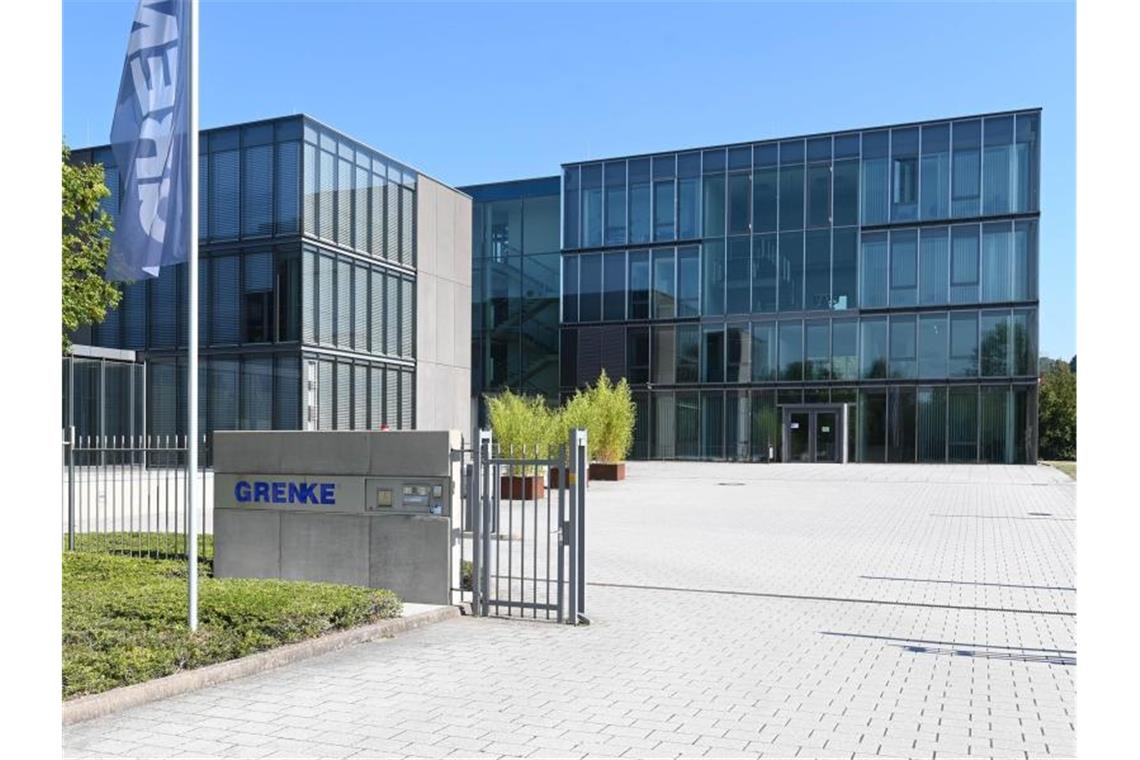 Grenke bekommt neuen Chef Eine Flagge mit dem Schriftzug des Finanzdienstleisters Grenke AG weht. Foto: Uli Deck/dpa
