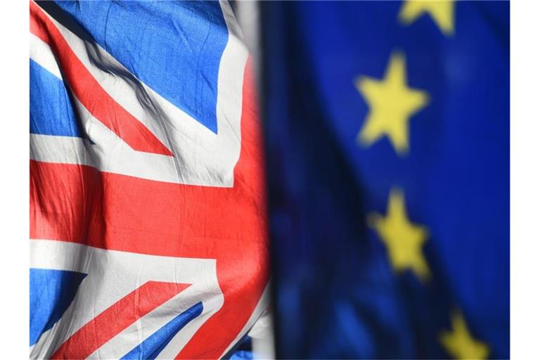 Eine Flagge von Großbritannien und eine Flagge der Europäischen Union wehen vor dem britischen Parlament in Westminster (Archivbild). Foto: Kirsty O'Connor/PA Wire/dpa