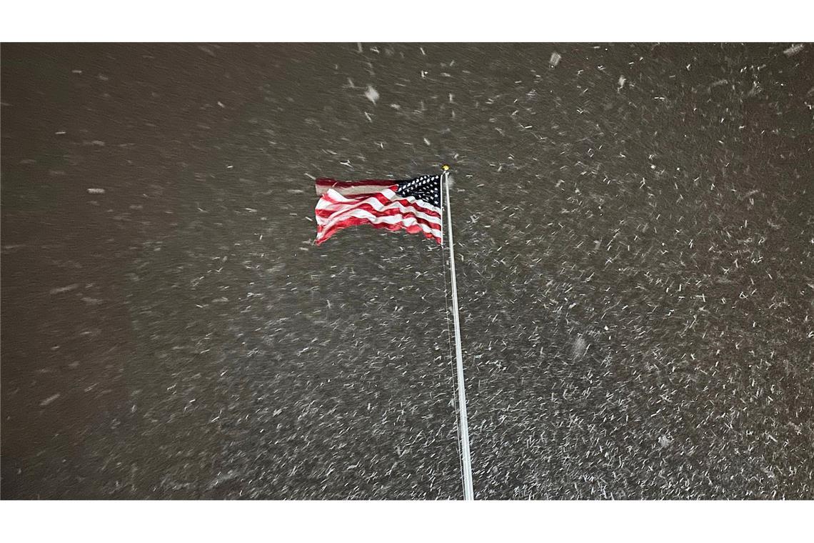 Eine Flagge weht im Wind, während in Lowville in den USA Schnee fällt.