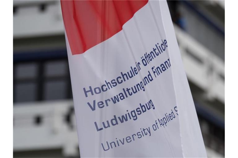 Eine Flagge weht vor der Hochschule für Verwaltung und Finanzen Ludwigsburg. Foto: Marijan Murat/dpa/archiv