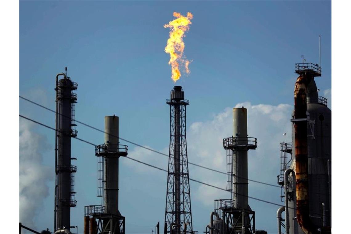 Eine Flamme brennt in der Shell Deer Park Ölraffinerie in Deer Park, Texas. Foto: Gregory Bull/AP/dpa