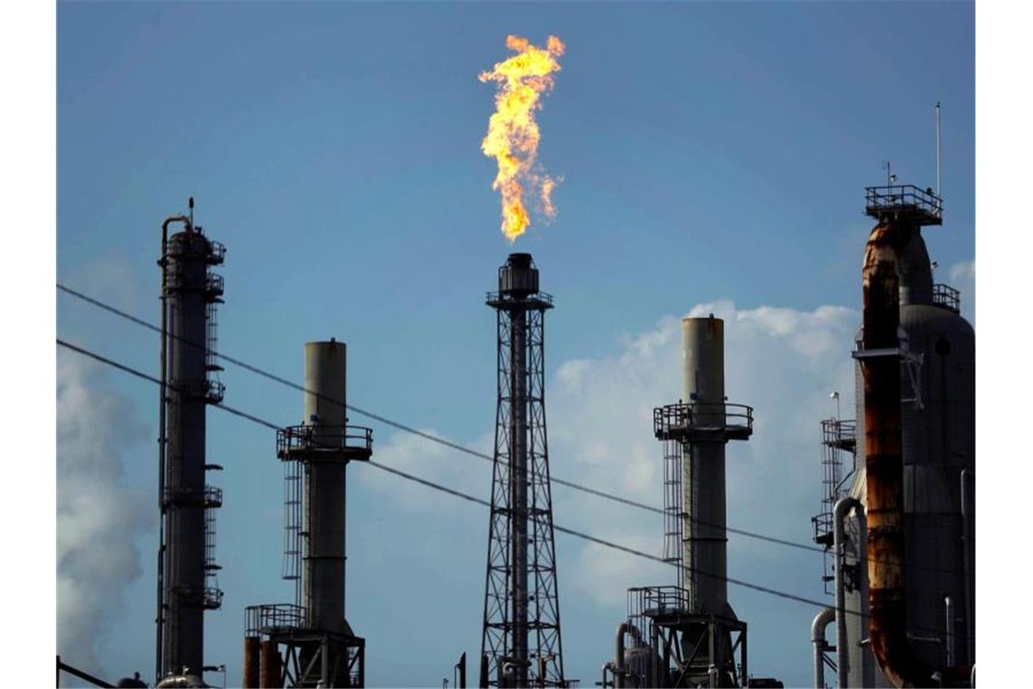 Eine Flamme brennt in einer Ölraffinerie in Texas. Foto: Gregory Bull/AP/dpa