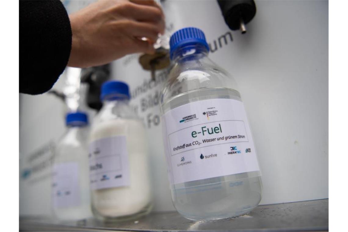 Eine Flasche mit e-Fuel steht auf dem Campus Nord des Karlsruher Institut für Technologie (KIT). Foto: Marijan Murat/dpa