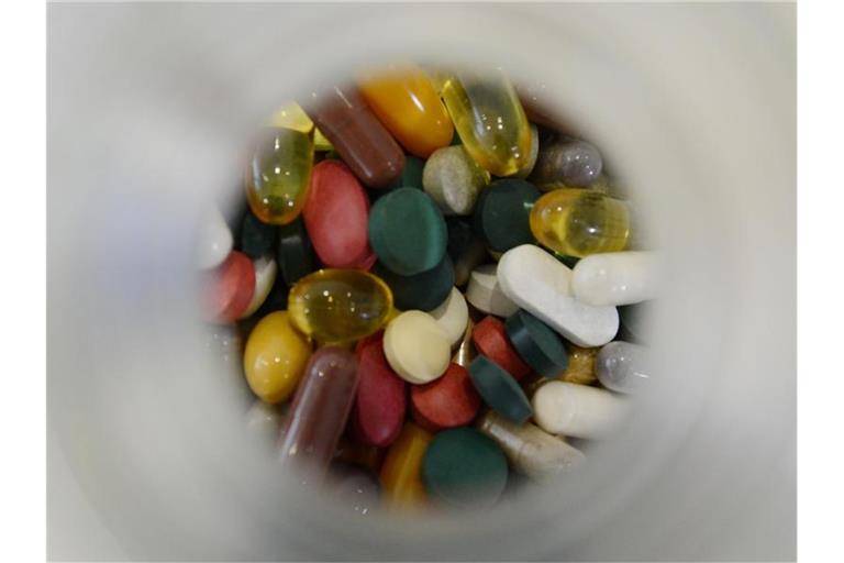 Eine Flasche mit Tabletten steht auf einem Tisch. Foto: picture alliance / dpa/Symbolbild