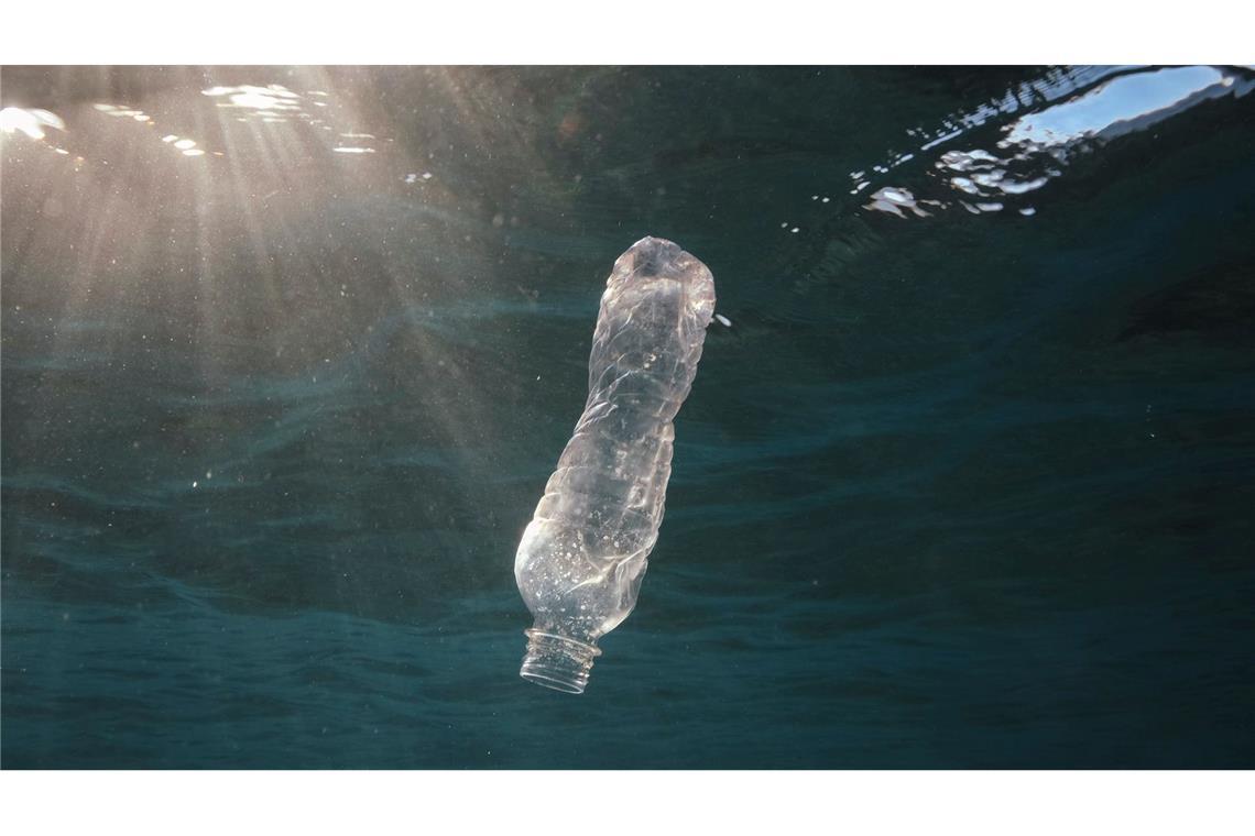 Eine Flasche treibt im Meer - wie hier vor Ägypten.