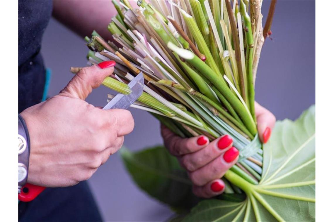Rufe nach Lockerungen für Einzelhandel werden lauter Eine Floristin arbeitet an einem Blumenstrauß. Foto: Klaus-Dietmar Gabbert/dpa-Zentralbild/dpa/Symbolbild
