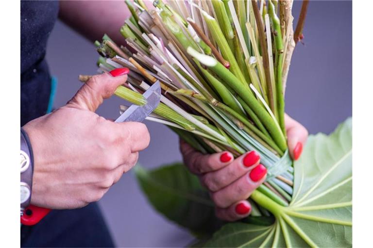 Eine Floristin arbeitet an einem Blumenstrauß. Foto: Klaus-Dietmar Gabbert/dpa-Zentralbild/dpa/Symbolbild