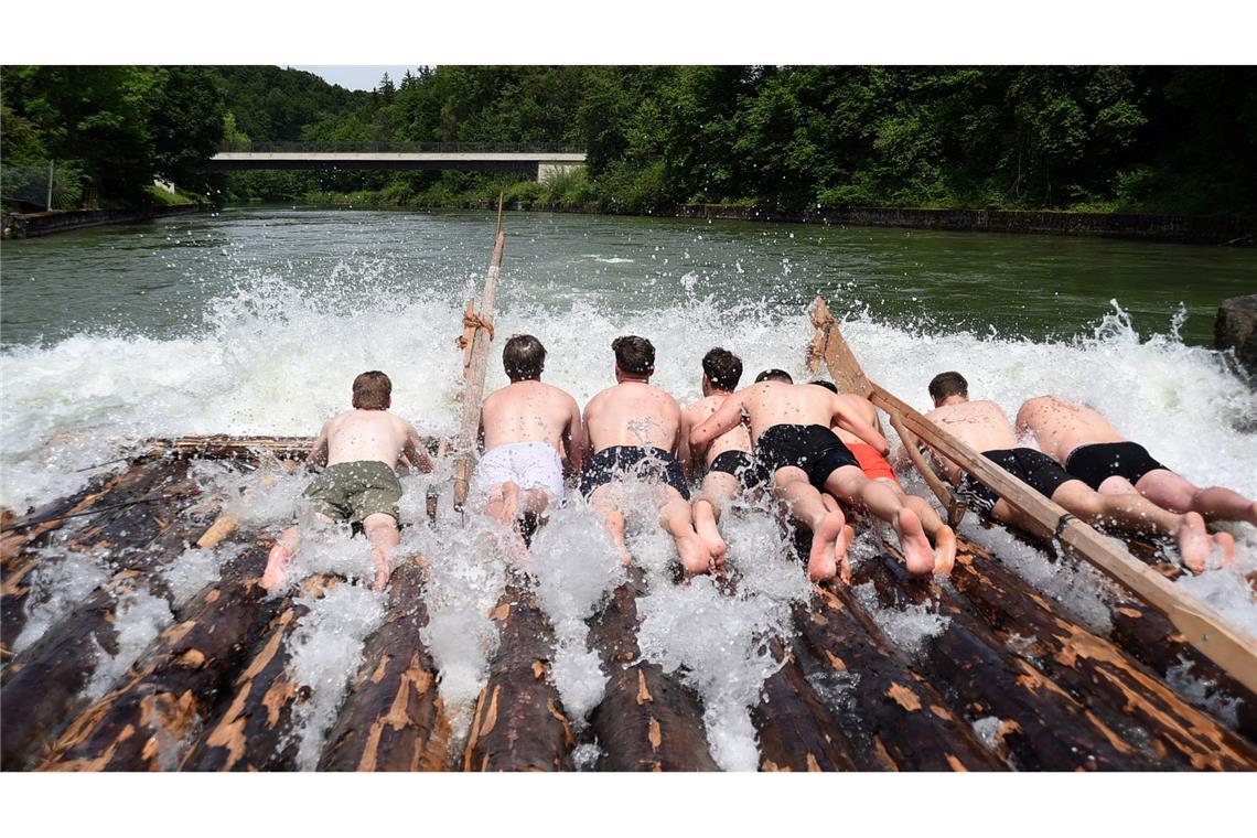 Bilder des Tages Eine Floßfahrt die ist lustig, eine Floßfahrt die ist nass: Wasser spritzt bei einer Floßfahrt auf der Isar bei München auf die auf dem Floß liegenden Teilnehmer.