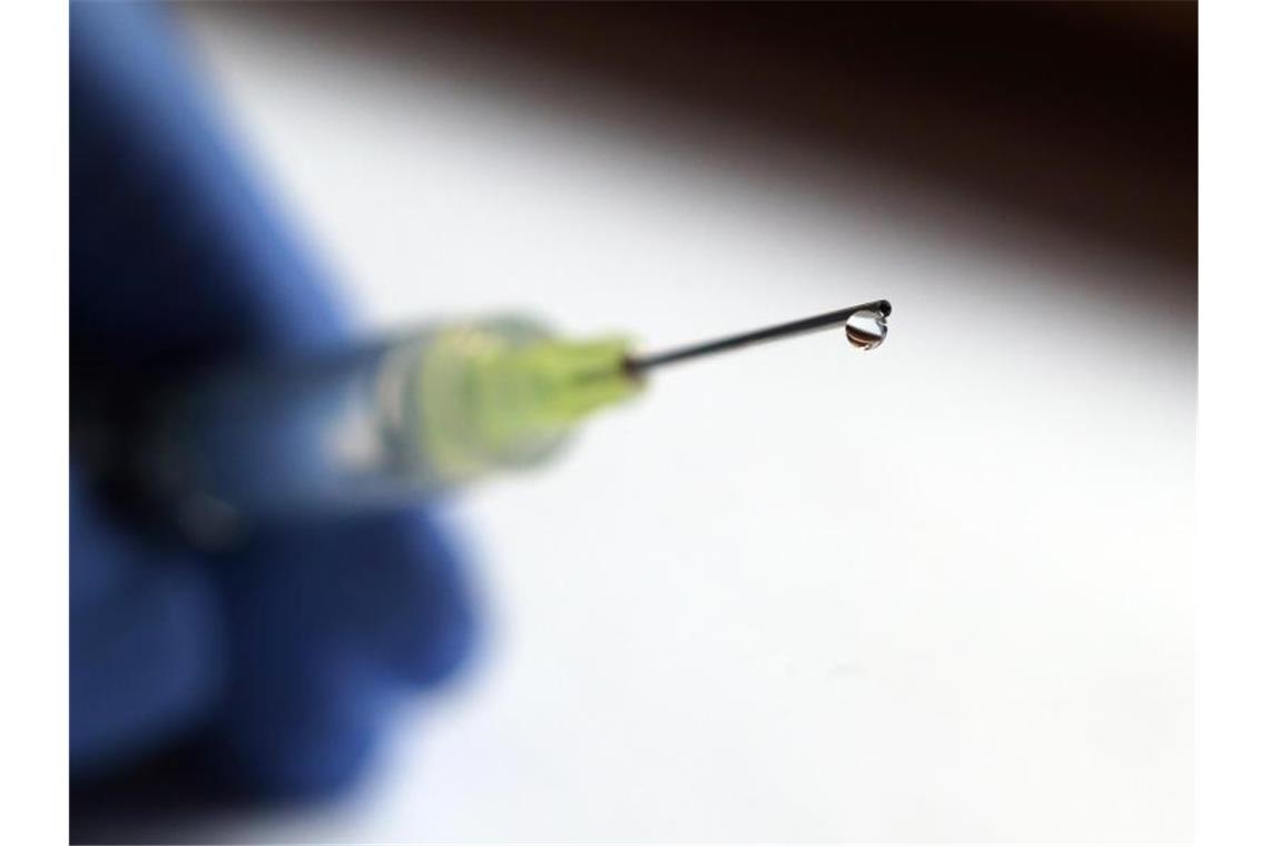 Umfrage: Fast die Hälfte will sich impfen lassen Eine Flüssigkeit tropft aus der Nadel einer Spritze. Foto: Karl-Josef Hildenbrand/dpa/Symbolbild/Archiv