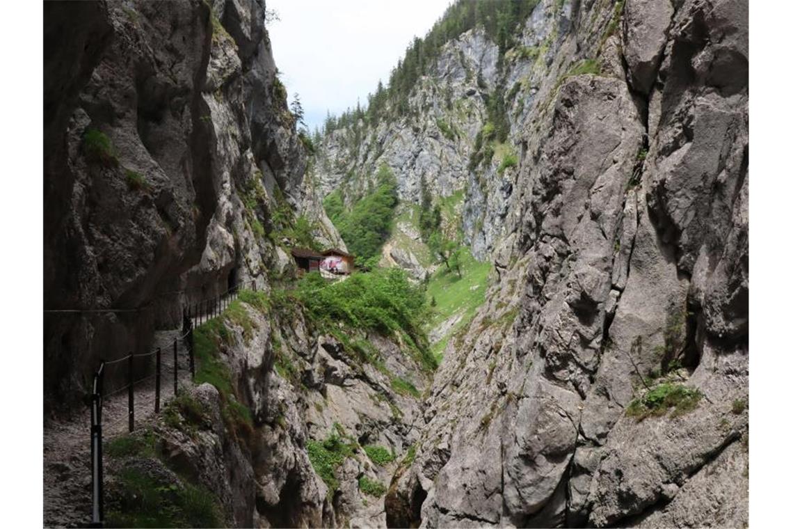 Weiter Vermisste nach Flutwelle in den Alpen Eine Flutwelle im Höllentalklamm löst einen Großeinsatz aus (Archivbild). Foto: Verena Wolff/dpa-tmn/Archiv