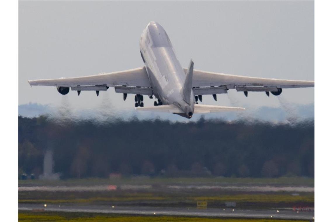 Eine Frachtmaschine startet auf dem Flughafen Frankfurt. Foto: Boris Roessler/dpa