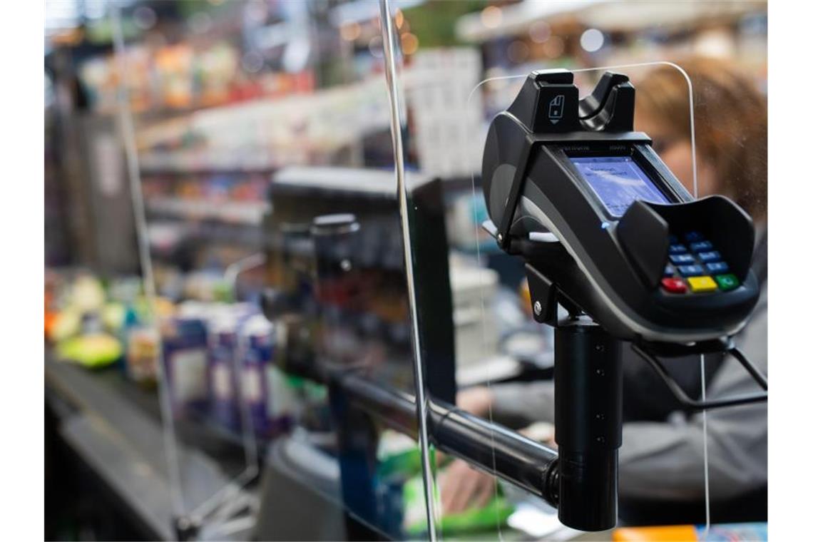 Eine Frau an einer Kasse in einem Supermarkt. Rund eine Million Menschen müssen in Deutschland ihr niedriges Einkommen mit Hartz IV aufstocken. Foto: Tom Weller/dpa