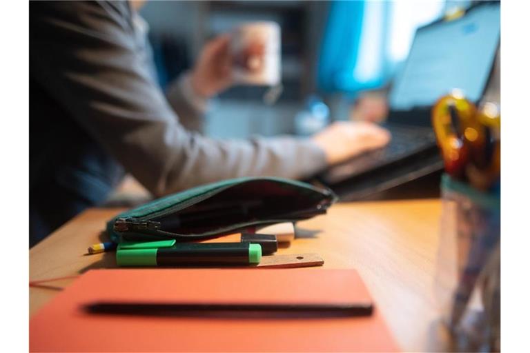 Eine Frau arbeitet im Home Office: Unternehmen sollen über eine neue Verordnung dazu angehalten werden, Beschäftigten in der Pandemie mehr Homeoffice anzubieten. Foto: Sebastian Gollnow/dpa