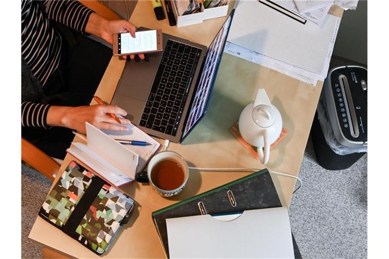 Eine Frau arbeitet im Homeoffice. Foto: Jens Kalaene/dpa-Zentralbild/dpa/Symbolbild