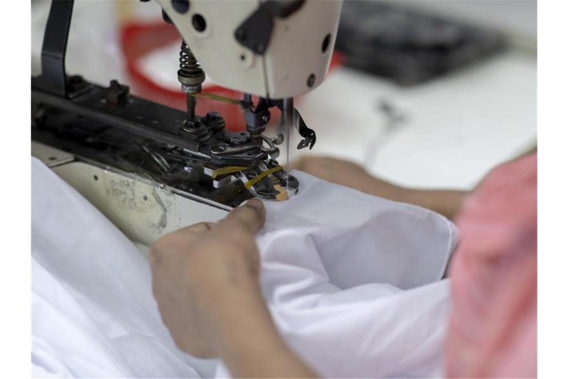 Eine Frau arbeitet in einer Textilfabrik. Foto: K M Asad/dpa