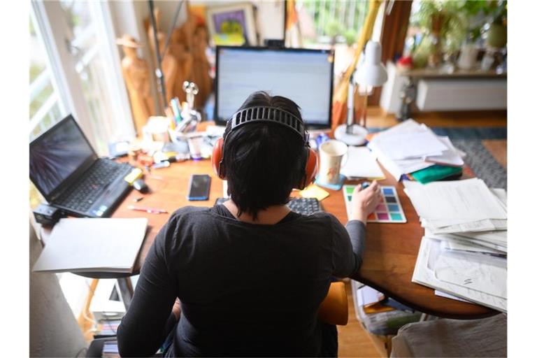 Eine Frau arbeitet mit Hörschutz im Homeoffice. „Alle Beschäftigten bekommen das Recht, mit ihrem Chef über mobiles Arbeiten zu verhandeln“, so Arbeitsminister Heil. Foto: Sebastian Gollnow/dpa