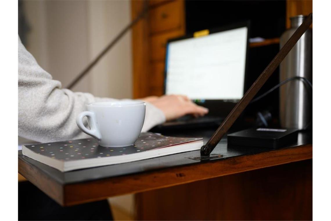 Eine Frau arbeitet von Zuhause aus. Twitter erlaubt es seinen Mitarbeitern, auch nach der Corona-Krise uneingeschränkt im Homeoffice zu arbeiten. Foto: Sebastian Gollnow/dpa