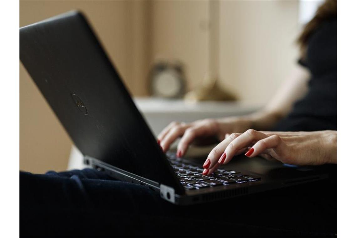 Ifo-Schätzung: Nur noch ein Viertel arbeitet im Homeoffice Eine Frau arbeitet zu Hause an ihrem Laptop. Foto: Roni Rekomaa/Lehtikuva/dpa