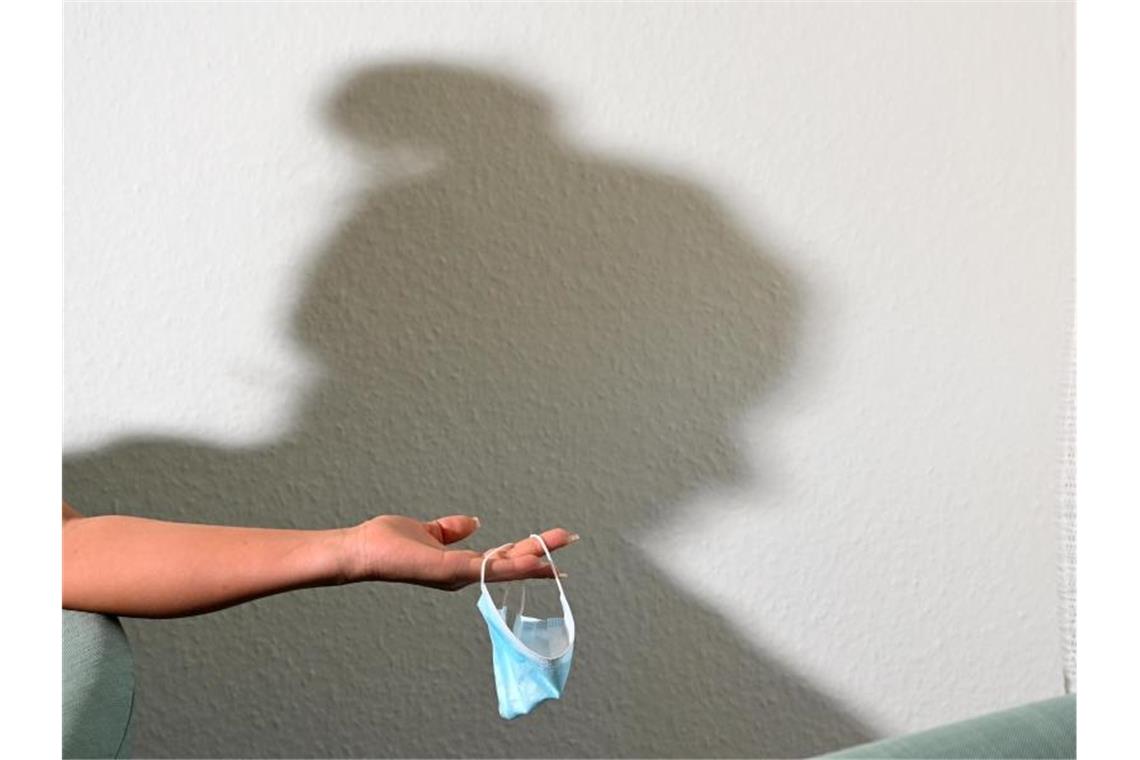Corona und Gewalt: Mobile Teams helfen Frauen Eine Frau aus der Ukraine, die in Deutschland als Prostituierte arbeitet, gestikuliert in einem Interview bei dem sie anonym bleiben will. Foto: Bernd Weißbrod/dpa