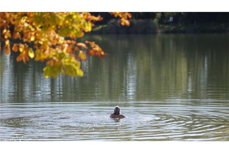 Eine Frau badet im Schwarzachtalsee.