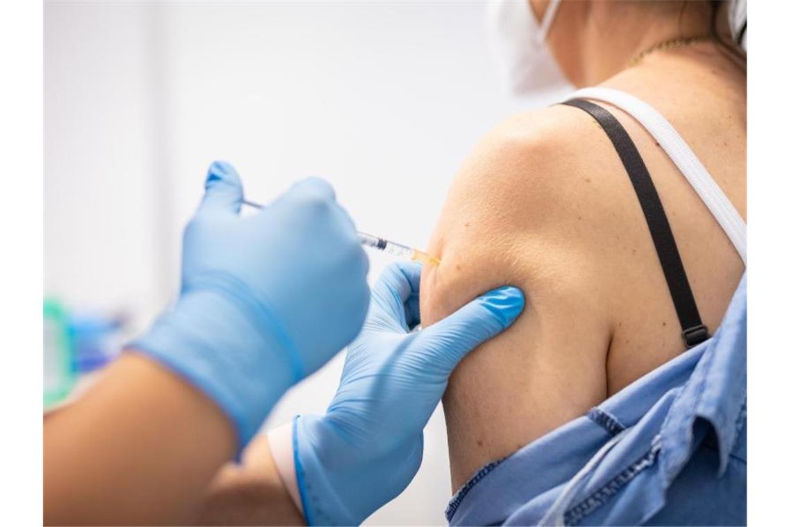 RKI registriert 592 Corona-Neuinfektionen Eine Frau bekommt von einer Gesundheits- und Krankenpflegerin ihre erste Corona-Schutzimpfung verabreicht. Foto: Moritz Frankenberg/dpa
