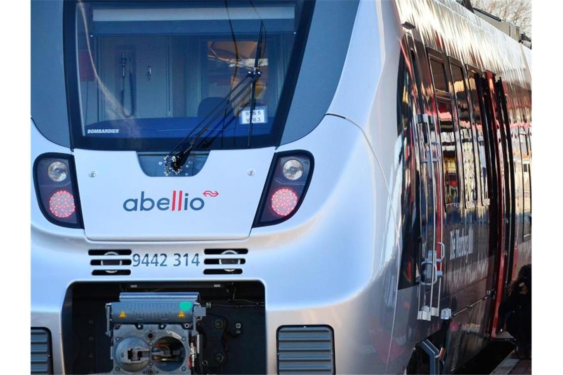 Abellio-Züge rollen nach Unwetter wieder Eine Frau besteigt einen Abellio-Zug. Foto: Martin Schutt/zb/dpa/Archivbild