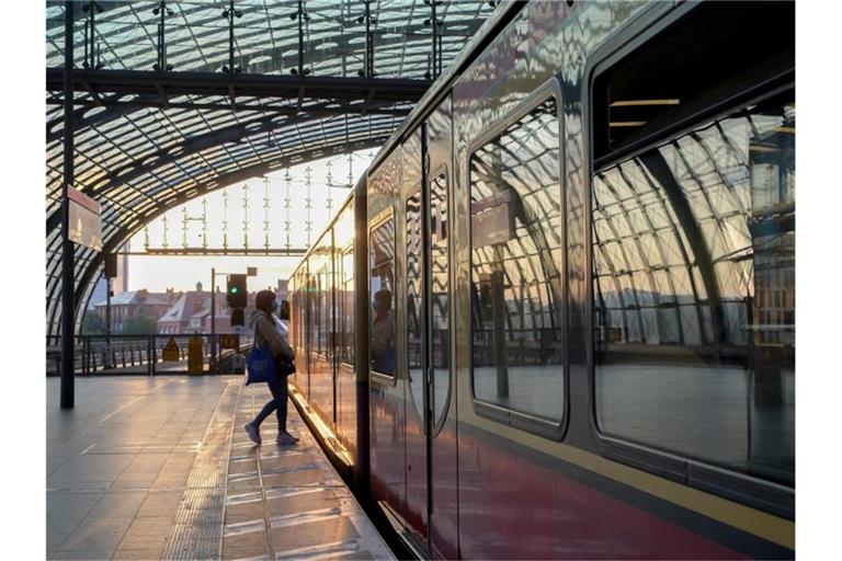 Eine Frau besteigt eines S-Bahn am Hauptbahnhof Berlin. Foto: Jörg Carstensen/dpa