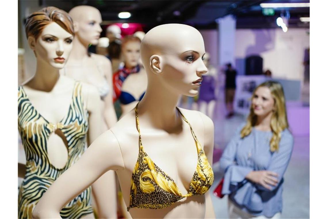 Bikinimuseum zeigt Geschichte der Bademode Eine Frau betrachtet bei einem Presserundgang vor der Eröffnung des Bikinimuseums an Puppen angebrachte historische Bikini-Luxusmodelle aus den 1940er bis 1990er-Jahren. Foto: Uwe Anspach/dpa