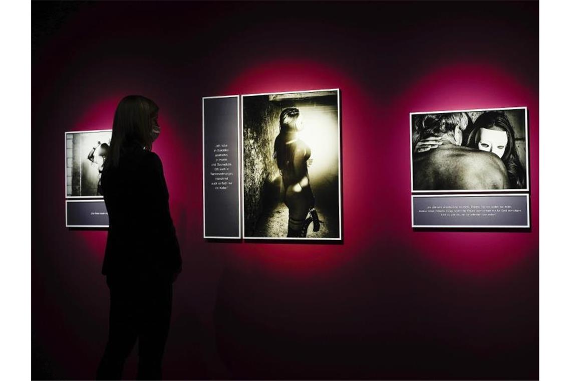 Ausstellung gibt Prostituierten eine Stimme Eine Frau betrachtet Fotografien in der Sonderausstellung „gesichtslos – Frauen in der Prostitution“. Foto: Uwe Anspach/dpa