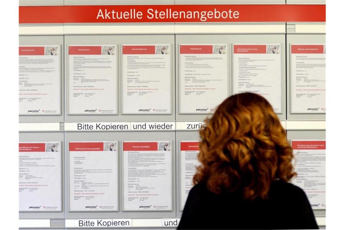 Zahl der Arbeitslosen im Südwesten weiter gesunken Eine Frau betrachtet in der Arbeitsagentur aktuelle Stellenangebote. Foto: Ralf Hirschberger/dpa-Zentralbild/dpa/Symbolbild