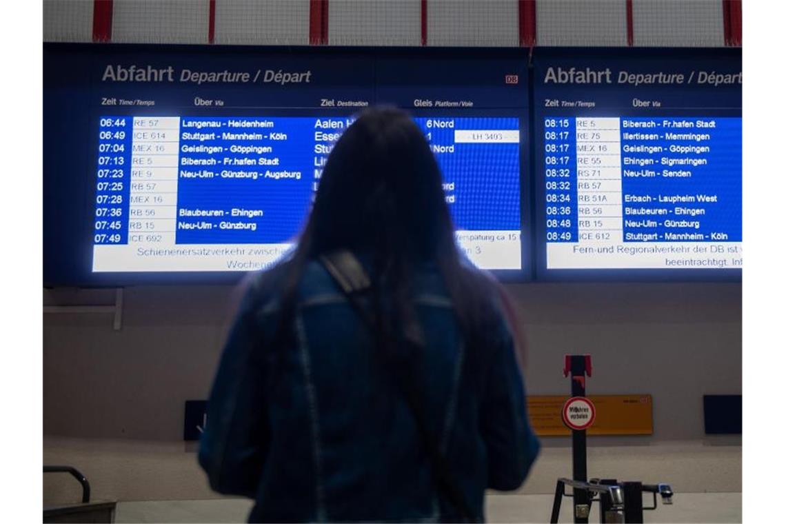 GDL beendet Streik: Bahnverkehr im Südwesten angelaufen Eine Frau blickt auf eine Anzeigentafel am Hauptbahnhof Ulm. Foto: Stefan Puchner/dpa