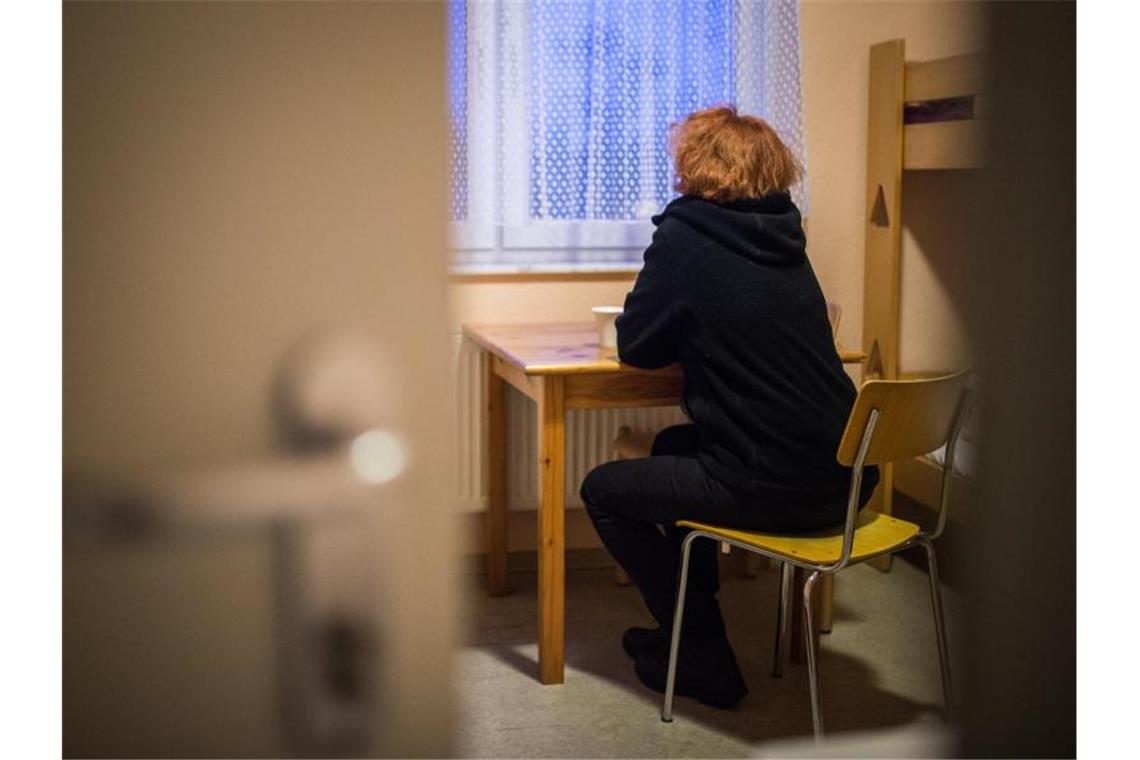 Eine Frau blickt in einem Frauenhaus aus dem Fenster. Die Corona-Pandemie erschwert die Arbeit von Beratungsstellen für von Gewalt betroffenen Frauen in Brandenburg. Foto: Sophia Kembowski/dpa