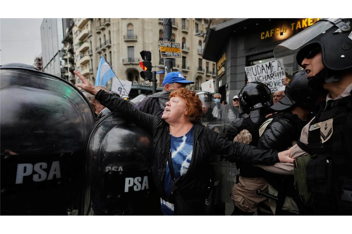 Bilder des Tages Eine Frau demonstriert für eine bessere Rente in Buenos Aires.