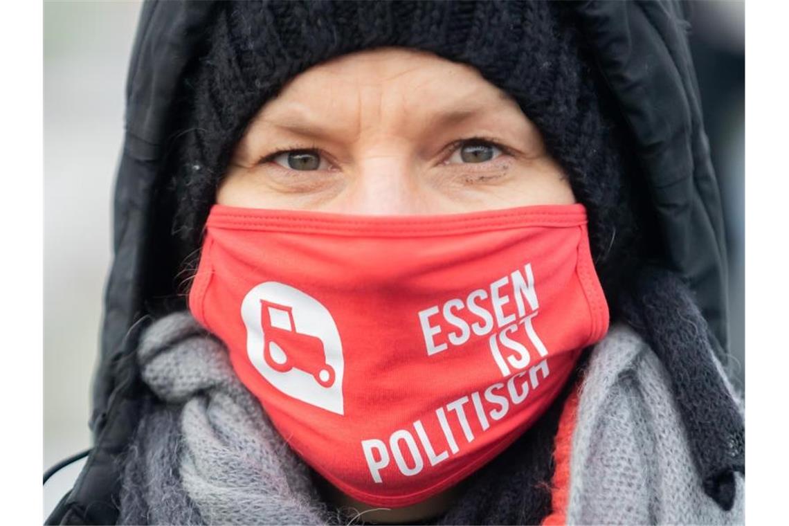 15.000 Demonstranten gegen Agrarpolitik erwartet Eine Frau demonstriert vor dem Kanzleramt in Berlin gegen die aktuelle Agrar- und Ernährungspolitik Deutschlands. Foto: Christoph Soeder/dpa
