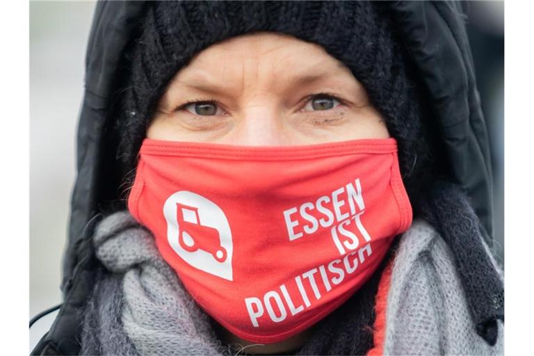 Eine Frau demonstriert vor dem Kanzleramt in Berlin gegen die aktuelle Agrar- und Ernährungspolitik Deutschlands. Foto: Christoph Soeder/dpa