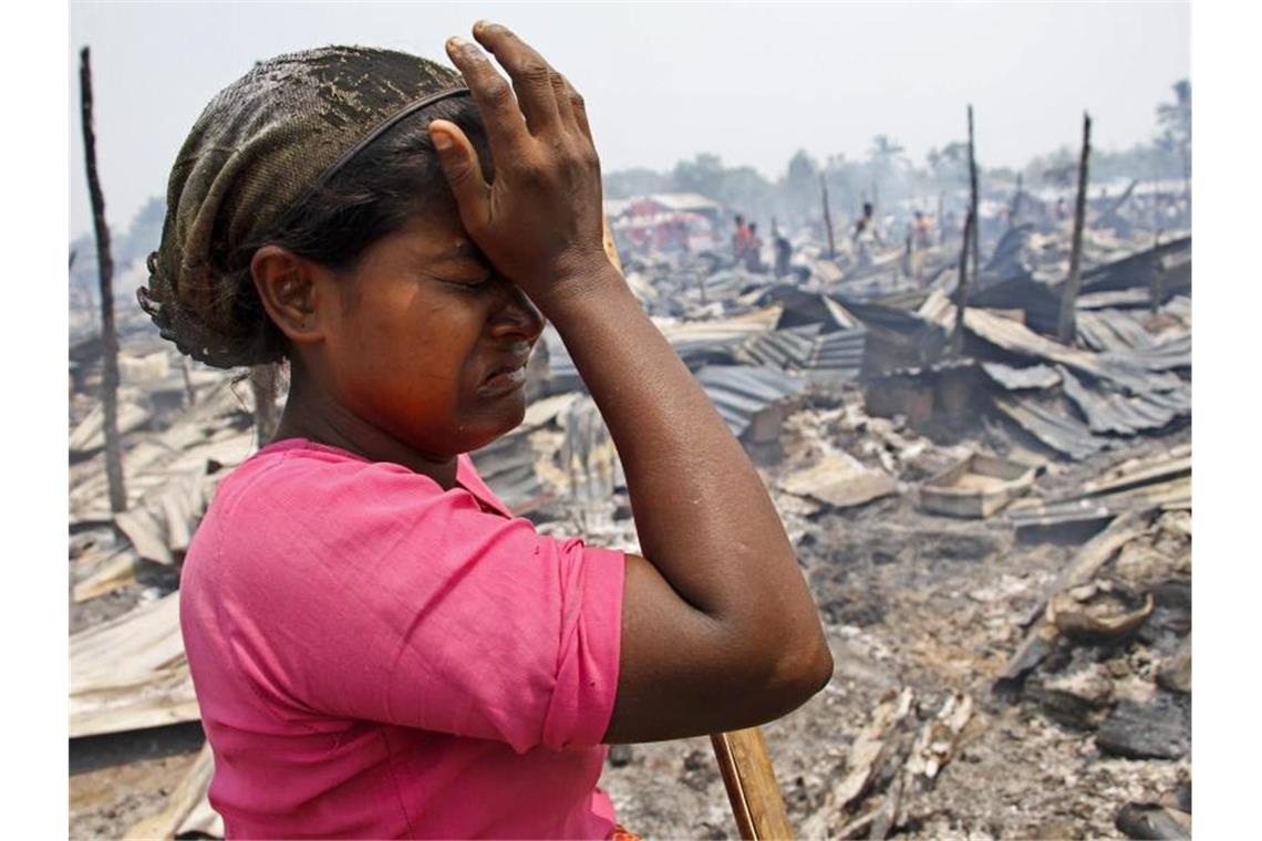 Eine Frau der Rohingya weint in einem Lager für Binnenvertriebene in Myanmar. Foto: Nyunt Win/epa/dpa/Archiv