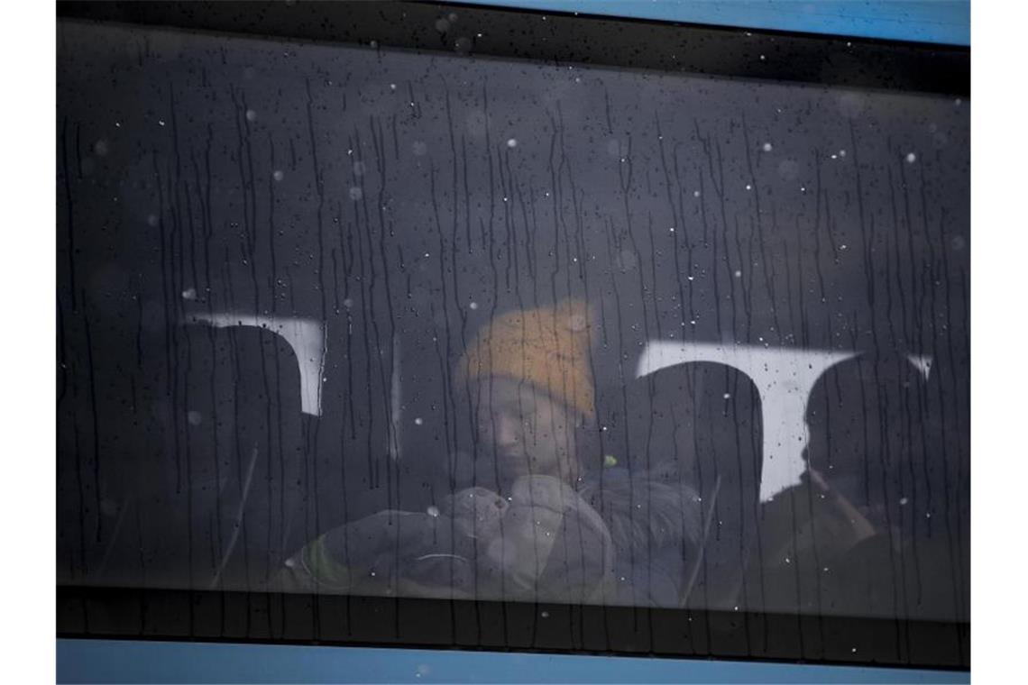 Thüringer Verfassungsschutz: Kriegsflüchtlinge registrieren Eine Frau, die aus der Ukraine geflohen ist, hält ein Baby im Arm, während sie in einem Bus an der rumänisch-ukrainischen Grenze sitzt. Foto: Andreea Alexandru/AP/dpa