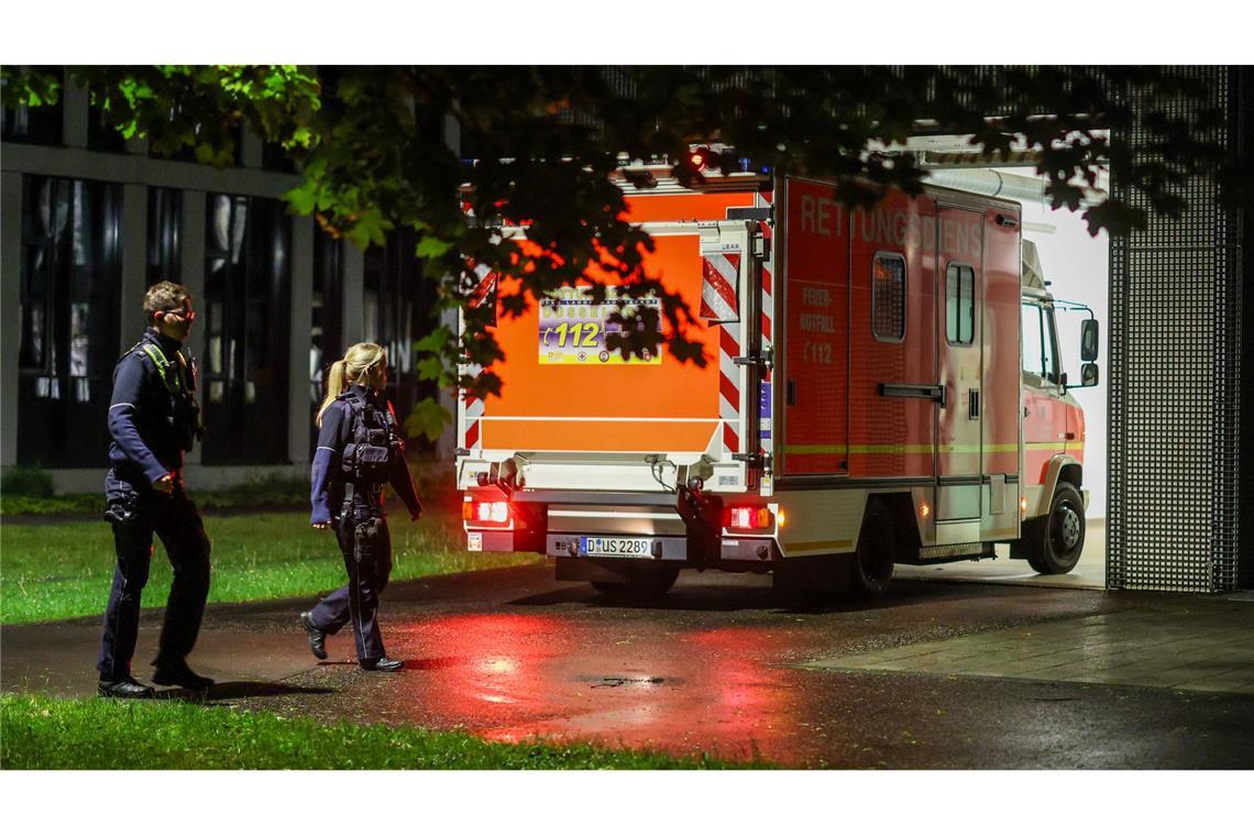 Eine Frau, die Kontakt zu einem Hantavirus-Fall hatte, wird per Krankenwagen in die Uniklinik Düsseldorf gebfracht.