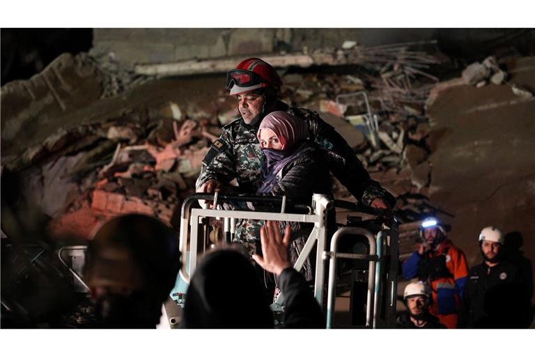 Eine Frau, die nach einem israelischen Luftangriff aus einem zerstörten Gebäude in Beirut gerettet wird.