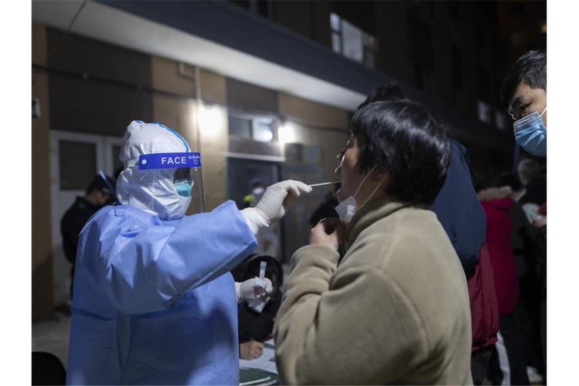 Eine Frau erhält einen Rachenabstrich für einen Coronavirus-Test. Die täglichen Neuinfektionen haben den höchsten Wert seit zwei Jahren erreicht. Foto: Uncredited/AP/dpa