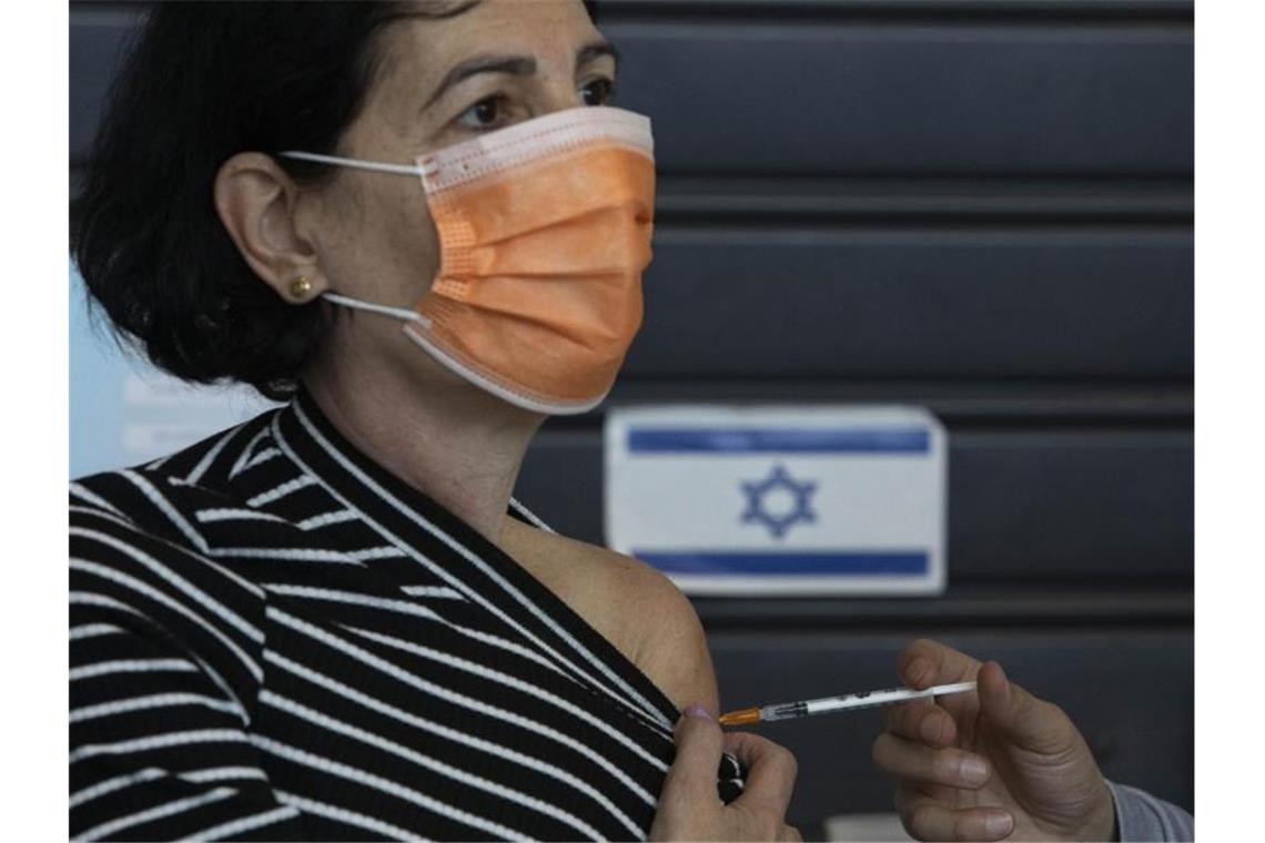 Israels Grüner Pass bringt Erleichterungen für Geimpfte Eine Frau erhält in einem Impfzentrum in Tel Aviv eine Impfung. Foto: Sebastian Scheiner/AP/dpa