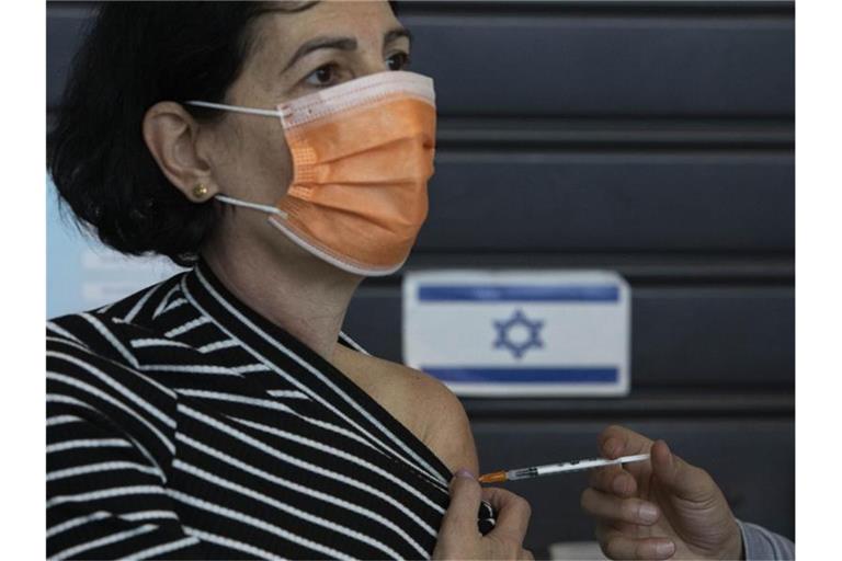 Eine Frau erhält in einem Impfzentrum in Tel Aviv eine Impfung. Foto: Sebastian Scheiner/AP/dpa