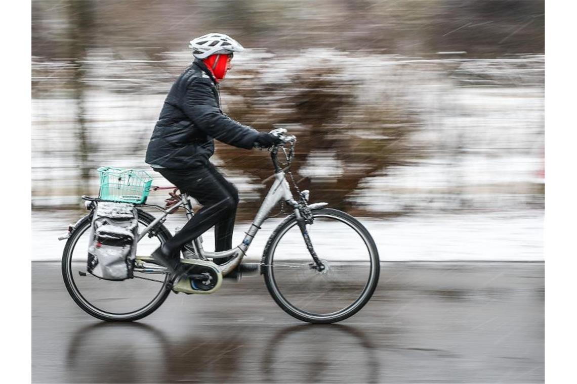 Eine Frau fährt mit einem Pedelec über einen Verkehrsübungsplatz. Foto: Christoph Schmidt/dpa