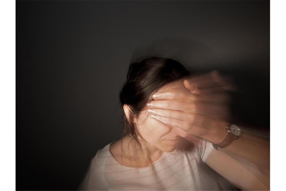 Mit Apps gegen Kopfschmerzen Eine Frau fasst sich an den Kopf. Foto: Oliver Killig/dpa-Zentralbild/dpa/Archivbild