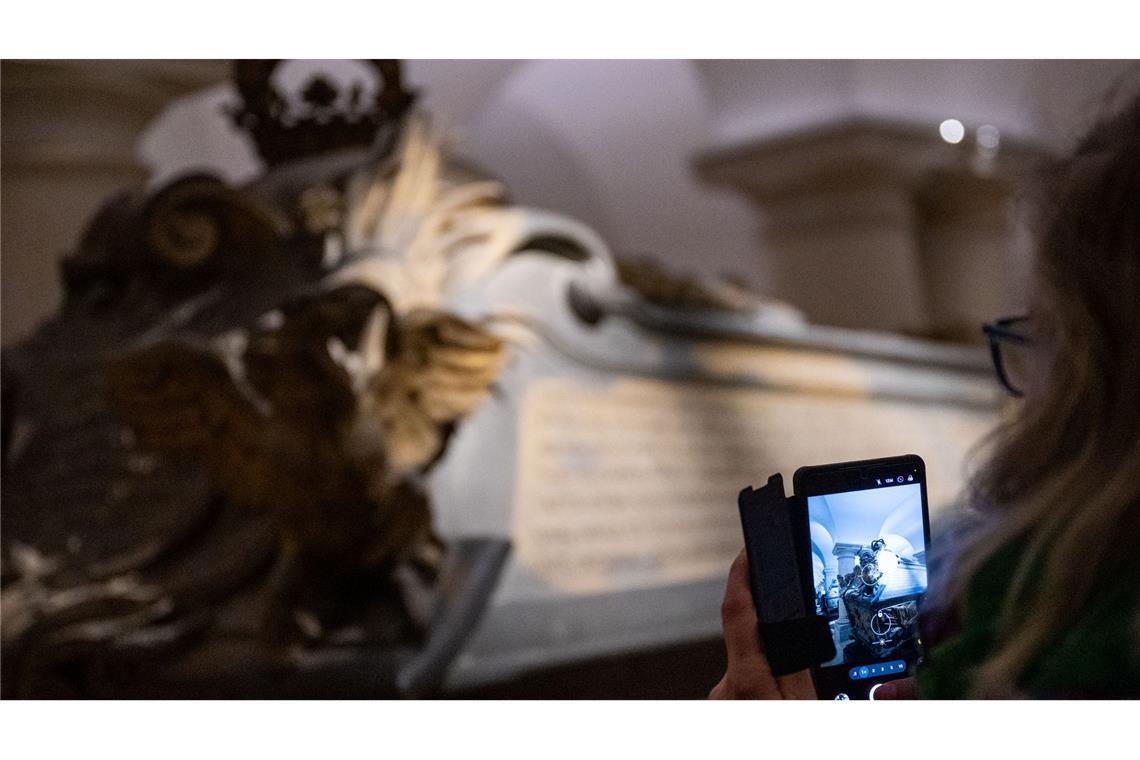 Eine Frau fotografiert am Tag der Offenen Tür anlässlich der Wiedereröffnung der Hohenzollerngruft im Berliner Dom einen Sarg.