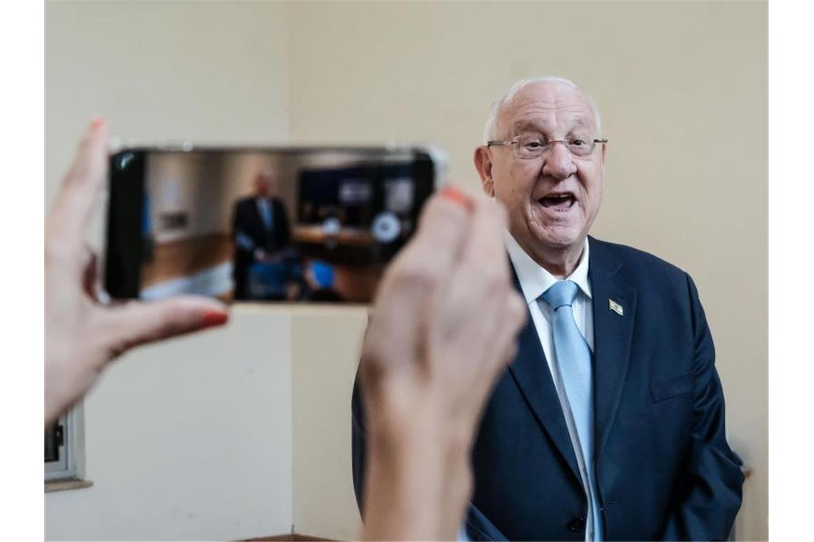 Eine Frau fotografiert Reuven Rivlin bei der Stimmabgabe mit dem Handy. Der Staatspräsident Präsident bestimmt nach der Wahl, wer den Auftrag zur Regierungsbildung erhält. Foto: Nir Alon/ZUMA Wire