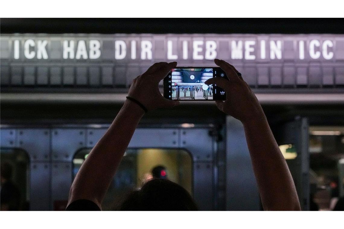 Eine Frau fotografiert während der Veranstaltung "49h ICC“ am Eingang Neue Kantstrasse den Schriftzug „Ick hab Dir lieb mein ICC“.