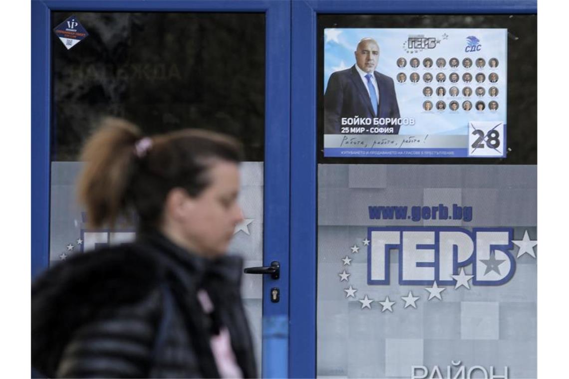 Eine Frau geht im bulgarischen Sofia an einem Wahlplakat vorbei. In Bulgarien ist eine neue Parlamentswahl angelaufen, zum zweiten Mal innerhalb von nur gut 100 Tagen. Foto: Valentina Petrova/AP/dpa