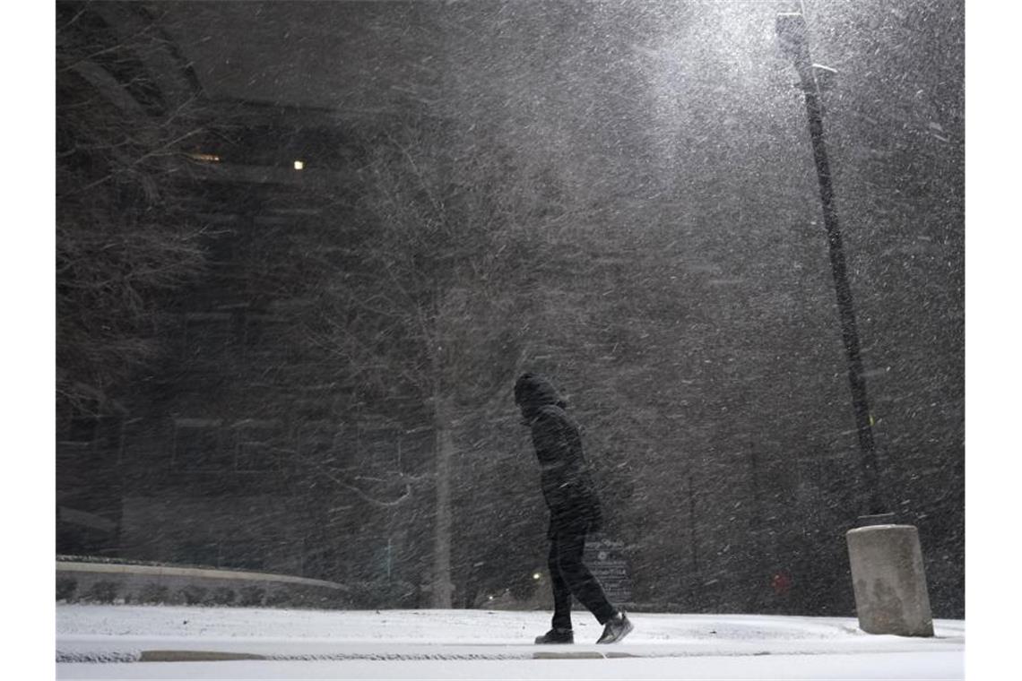 Eine Frau geht im texanischen San Antonio durch den fallenden Schnee. Foto: Eric Gay/AP/dpa